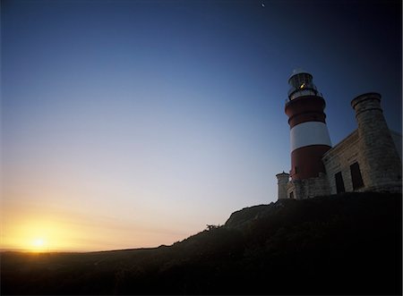 simsearch:851-02962751,k - Phare du Cap des aiguilles au crépuscule, Western Cape, Afrique du Sud. Photographie de stock - Rights-Managed, Code: 851-02962618
