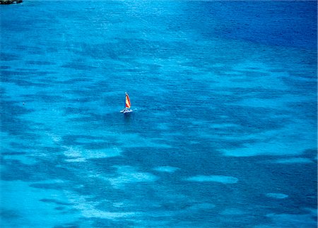 simsearch:851-02959328,k - Small catamaran sailing in the shallow waters off Reduit Beach,Rodney Bay as seen from the top of the fort,Pigeon Island,St Lucia. Foto de stock - Direito Controlado, Número: 851-02962742