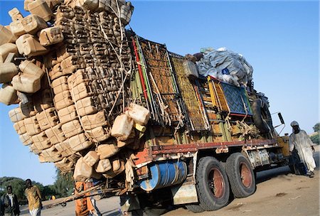 sobrecarga - Heavily laden lorries heading,Khartoum,Sudan Foto de stock - Con derechos protegidos, Código: 851-02962764