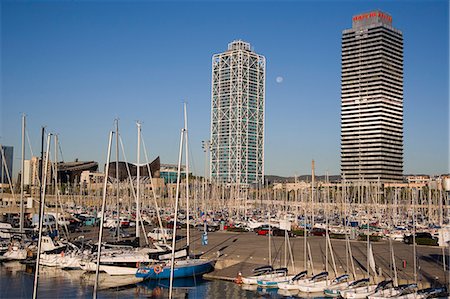 simsearch:851-02963104,k - Architecture moderne dans le Port Olimpic, Barcelone, Catalogne, Espagne Photographie de stock - Rights-Managed, Code: 851-02963071