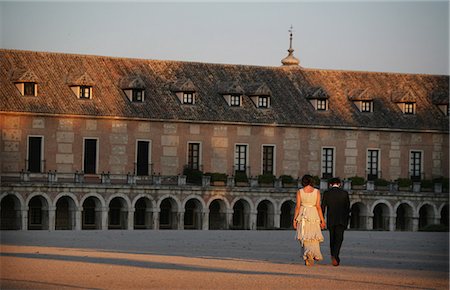 simsearch:851-02963141,k - Couple walking in grounds of Royal Palace in Aranjuez at dusk,Madrid,Spain Stock Photo - Rights-Managed, Code: 851-02963141