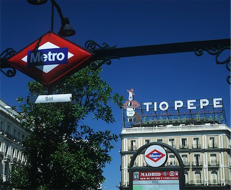 simsearch:851-02963080,k - Metro stop - sol,Puerta del Sol. Madrid,Spain Foto de stock - Con derechos protegidos, Código: 851-02963219