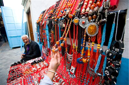 Femelle touristique dans une petite échoppe de bijoux, Médina centrale / Souq, Tunis, Tunisie, l'Afrique du Nord Photographie de stock - Rights-Managed, Code: 851-02963586