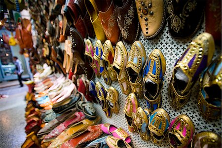 Rows of gold coloured shoes,Medina,Tunis,Tunisia,North Africa Fotografie stock - Rights-Managed, Codice: 851-02963593