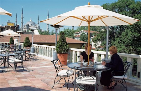 simsearch:851-02960874,k - Deux femmes de touriste au toit-terrasse, Istanbul, Turquie, Photographie de stock - Rights-Managed, Code: 851-02963628