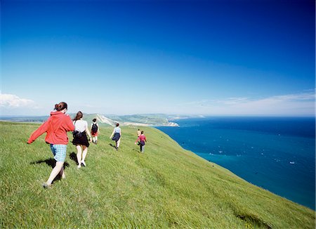 Tourists walking along ridge above coast near Lulworth Cove,,Dorset,England Foto de stock - Con derechos protegidos, Código: 851-02963754