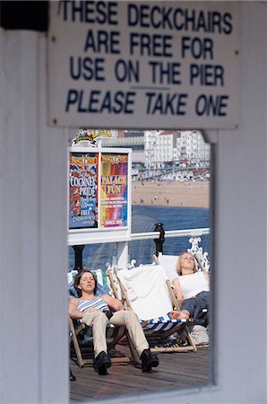 Two girls sunbathe on Brighton Pier,Summer,English seaside,Brighton,East Sussex. England,UK Foto de stock - Con derechos protegidos, Código: 851-02963791