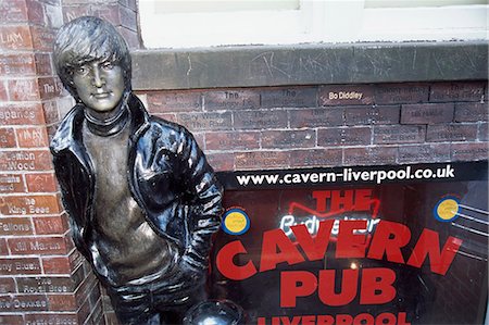simsearch:851-02963753,k - John Lennon statue near Cavern Pub,Mathew Street,Beatles Week,August,Liverpool,UK Stock Photo - Rights-Managed, Code: 851-02963868