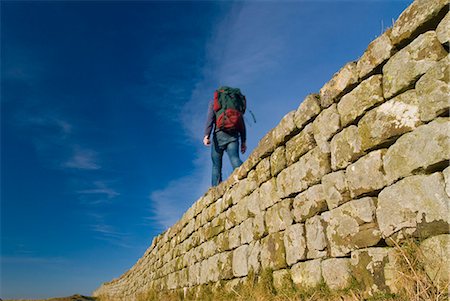 Randonneur sur le mur d'Hadrien près de Housesteads, Northumerland, England, UK Photographie de stock - Rights-Managed, Code: 851-02963890