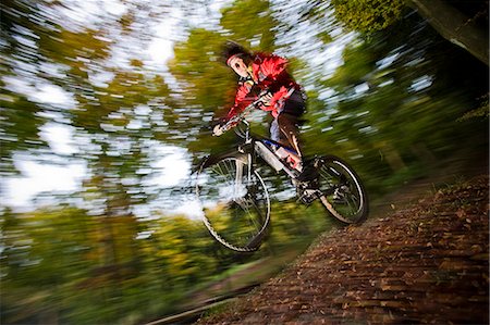 simsearch:851-02959457,k - Man mountain biking in woodland,Sussex,England Foto de stock - Direito Controlado, Número: 851-02963969