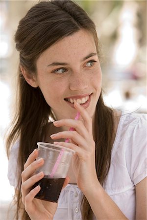 Jeune femme buvant cola Photographie de stock - Rights-Managed, Code: 853-05523398