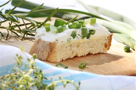 Bread with cream cheese and chive Stock Photo - Rights-Managed, Code: 853-05523464