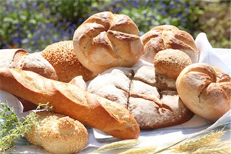 Different sorts of bread in garden Foto de stock - Con derechos protegidos, Código: 853-05523466