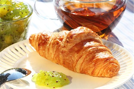 Breakfast with croissant, kiwi jam and tea Foto de stock - Con derechos protegidos, Código: 853-05523467