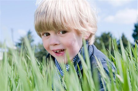 rubio - Blond boy playing outside Foto de stock - Con derechos protegidos, Código: 853-05523485