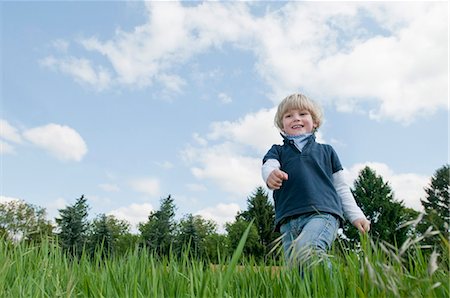 provocatorio - Blond boy playing outside Fotografie stock - Rights-Managed, Codice: 853-05523488