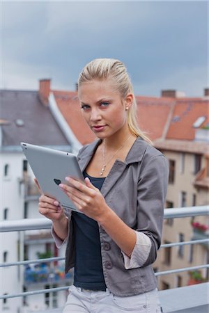 simsearch:853-05523631,k - Junge Frau mit ipad Stockbilder - Lizenzpflichtiges, Bildnummer: 853-05523584