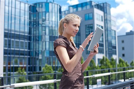 exterior - Young woman with ipad Foto de stock - Con derechos protegidos, Código: 853-05523592