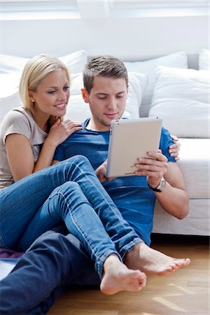 surfing the net - Jeune couple avec ipad Photographie de stock - Rights-Managed, Code: 853-05523603