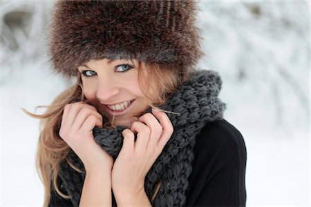 pelzmützen - Junge Frau mit Schal und Mütze im Schnee Stockbilder - Lizenzpflichtiges, Bildnummer: 853-05523688
