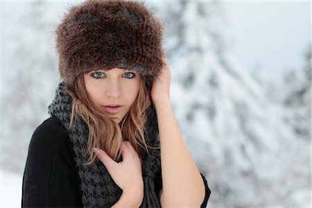 Jeune femme avec écharpe et bonnet en neige Photographie de stock - Rights-Managed, Code: 853-05523689