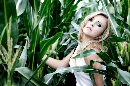 simsearch:853-06441535,k - Young woman in corn field Foto de stock - Con derechos protegidos, Código: 853-05523699