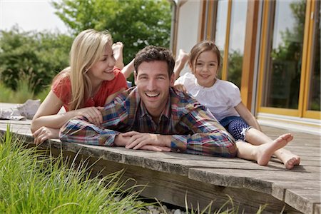 sonnendeck - Familie vor Lehner-Energie-Haus, Poing, Bayern, Deutschland, Europa Stockbilder - Lizenzpflichtiges, Bildnummer: 853-05523883