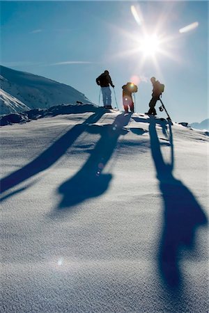 Skiers and snowboarders Foto de stock - Con derechos protegidos, Código: 853-05840915