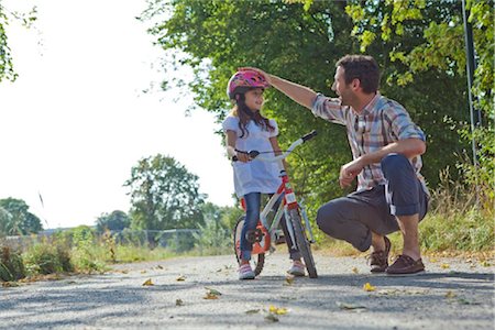 simsearch:400-05100151,k - Père et fille avec casque de vélo en plein air Photographie de stock - Rights-Managed, Code: 853-05840934