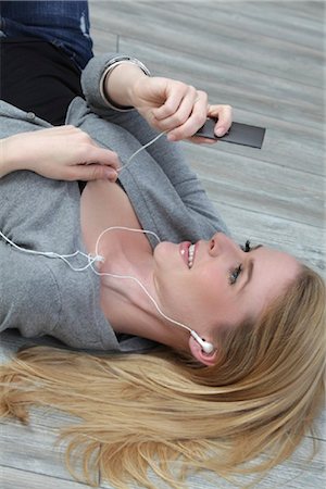 simsearch:853-06441524,k - Young blond woman listening to music Stock Photo - Rights-Managed, Code: 853-05840970