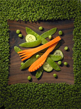 Raw vegetables with peas, carrots, cucumber and cress Foto de stock - Con derechos protegidos, Código: 853-06120494