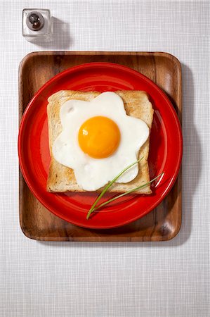 simsearch:853-06120498,k - Toast with fried egg and salt shaker Stock Photo - Rights-Managed, Code: 853-06120519