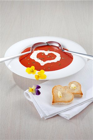 Tomato soup with heart-shaped toast and blossoms Foto de stock - Con derechos protegidos, Código: 853-06120527