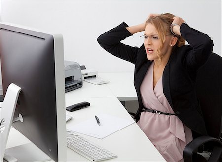 Femme jeune désespérée au bureau Photographie de stock - Rights-Managed, Code: 853-06120593