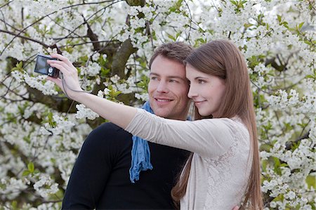 people looking up at camera - Young couple, portrait Foto de stock - Con derechos protegidos, Código: 853-06120608