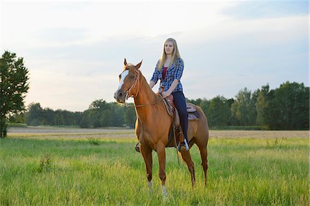 simsearch:853-07241787,k - Teenager-Mädchen auf dem Pferd sitzend Stockbilder - Lizenzpflichtiges, Bildnummer: 853-06306104