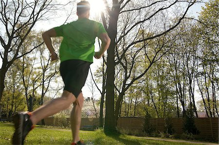 figura - Man running over meadow Foto de stock - Con derechos protegidos, Código: 853-06441359