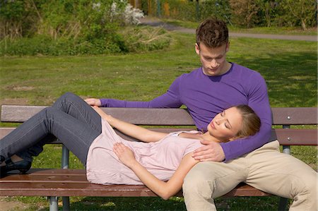 dormir - Young couple on a bench Foto de stock - Con derechos protegidos, Código: 853-06441423