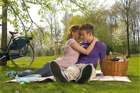 Young couple having picnic Foto de stock - Con derechos protegidos, Código: 853-06441435