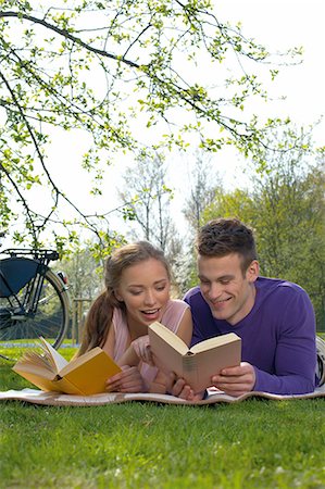 simsearch:853-06441451,k - Young couple reading on a meadow Foto de stock - Con derechos protegidos, Código: 853-06441455