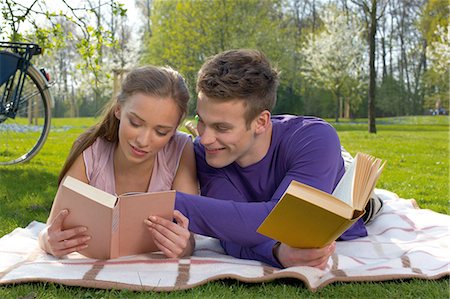 simsearch:853-06441425,k - Young couple reading on a meadow Foto de stock - Con derechos protegidos, Código: 853-06441450