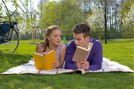 simsearch:853-06441451,k - Young couple reading on a meadow Foto de stock - Con derechos protegidos, Código: 853-06441451