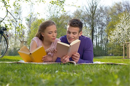 simsearch:853-06441451,k - Young couple reading on a meadow Foto de stock - Con derechos protegidos, Código: 853-06441453