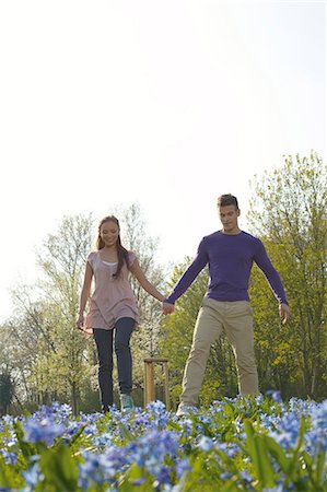 simsearch:853-06441425,k - Young couple walking Foto de stock - Con derechos protegidos, Código: 853-06441472