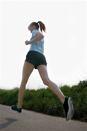 simsearch:853-06441592,k - Young woman jogging Foto de stock - Direito Controlado, Número: 853-06441480