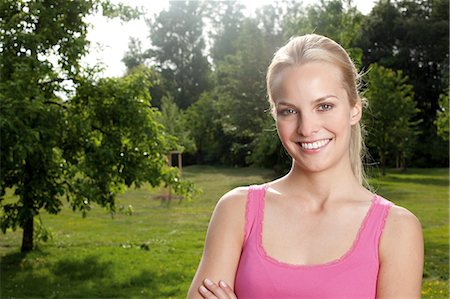 f1online - Blonde junge Frau lächelnd auf Wiese Stockbilder - Lizenzpflichtiges, Bildnummer: 853-06441509