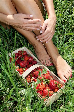 simsearch:853-06441535,k - Young woman in strawberry field Foto de stock - Con derechos protegidos, Código: 853-06441512