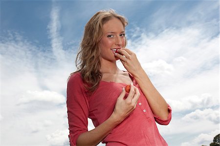 simsearch:853-07026687,k - Young woman in strawberry field Stock Photo - Rights-Managed, Code: 853-06441541