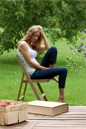 simsearch:853-06441524,k - Young woman sitting in garden Stock Photo - Rights-Managed, Code: 853-06441556