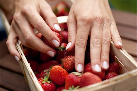 simsearch:853-06441524,k - Hand at strawberries Stock Photo - Rights-Managed, Code: 853-06441559